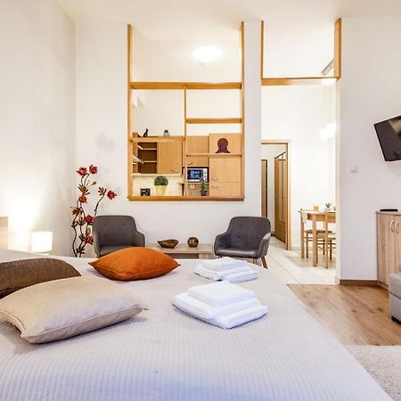 Downtown Charm With Balcony And Garden View Apartment Budapest Luaran gambar