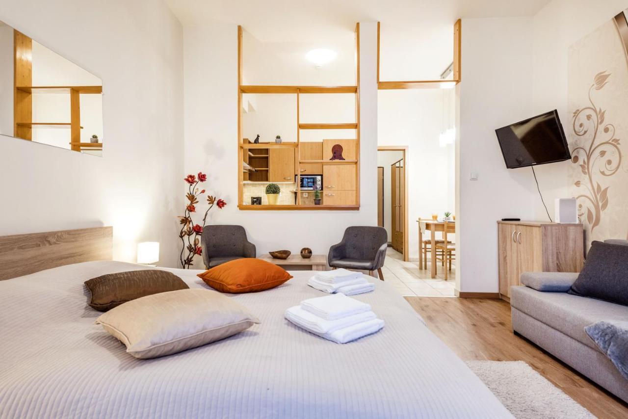 Downtown Charm With Balcony And Garden View Apartment Budapest Luaran gambar
