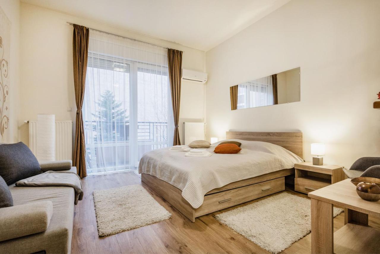 Downtown Charm With Balcony And Garden View Apartment Budapest Luaran gambar