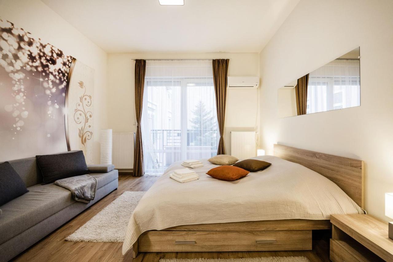 Downtown Charm With Balcony And Garden View Apartment Budapest Luaran gambar