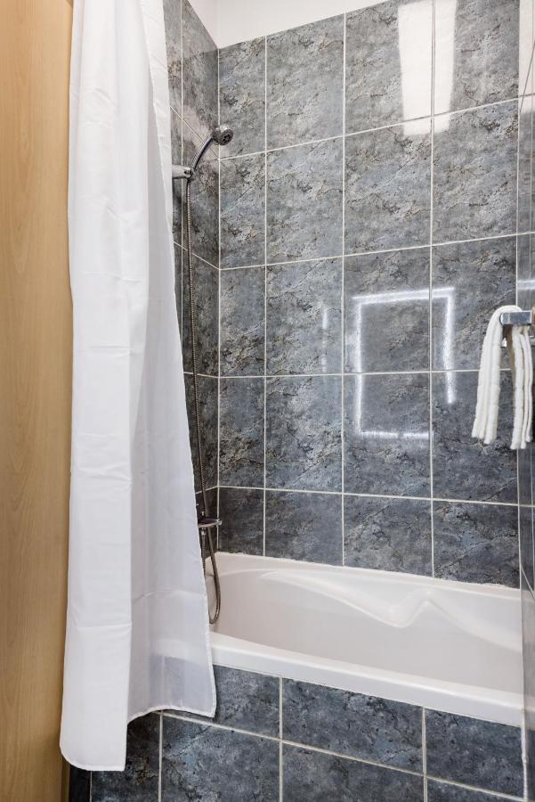 Downtown Charm With Balcony And Garden View Apartment Budapest Luaran gambar