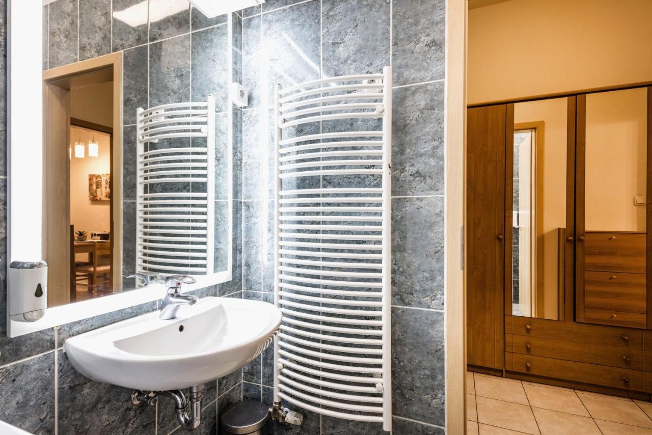 Downtown Charm With Balcony And Garden View Apartment Budapest Luaran gambar