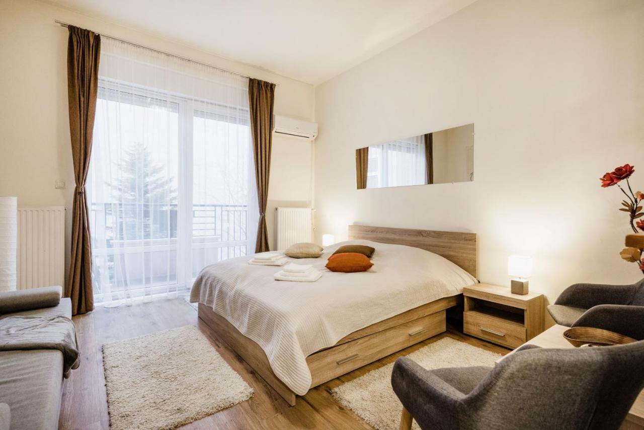 Downtown Charm With Balcony And Garden View Apartment Budapest Luaran gambar