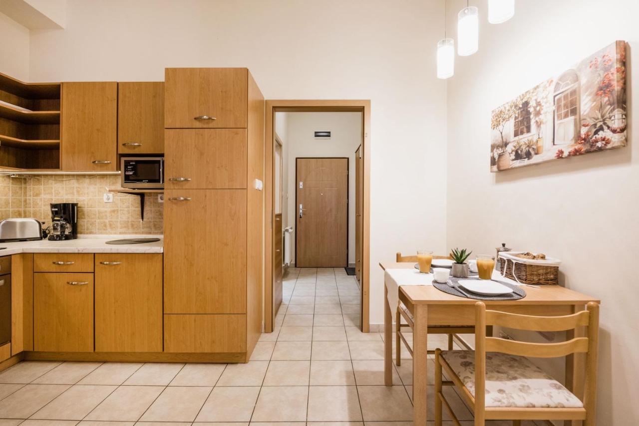 Downtown Charm With Balcony And Garden View Apartment Budapest Luaran gambar