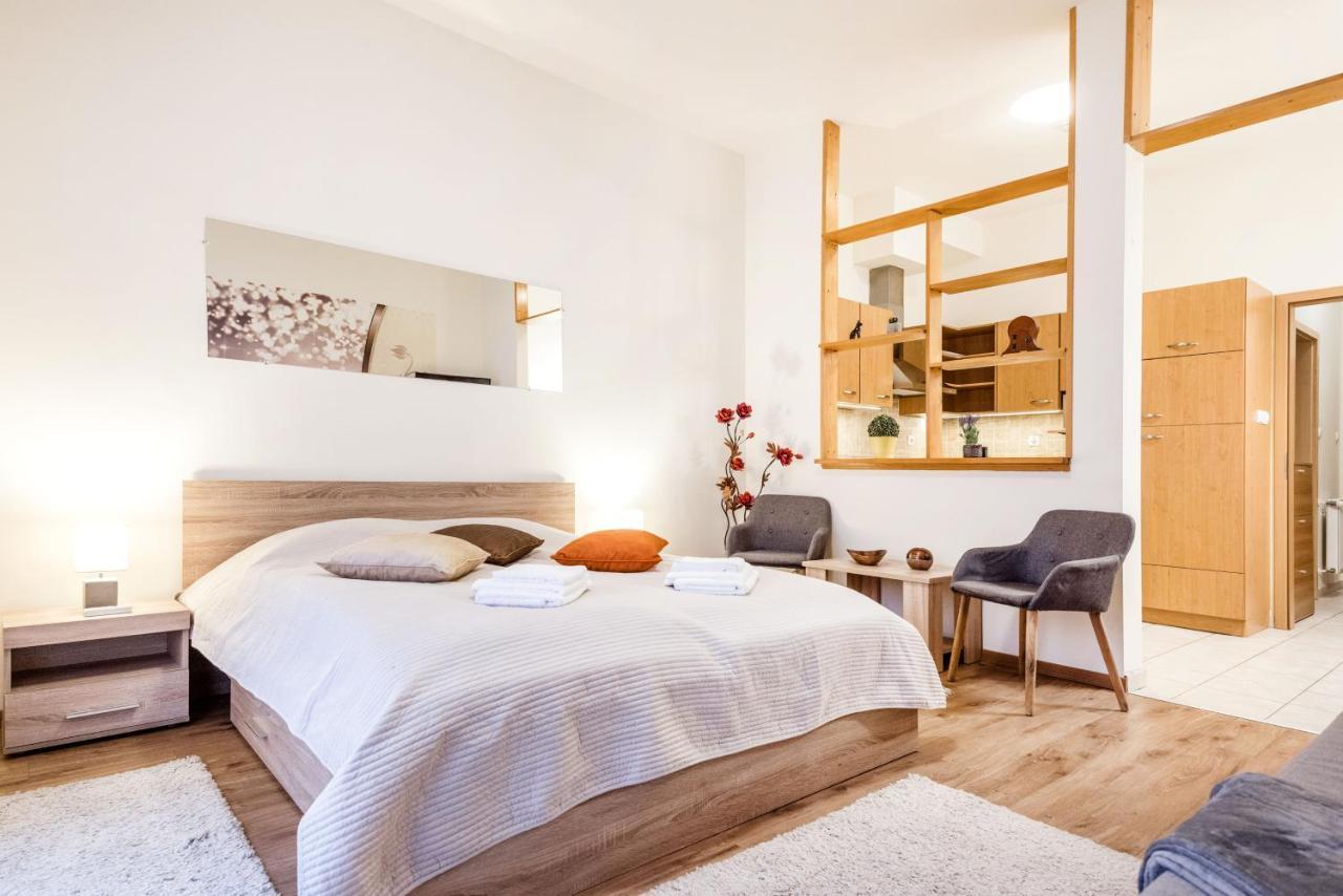 Downtown Charm With Balcony And Garden View Apartment Budapest Luaran gambar
