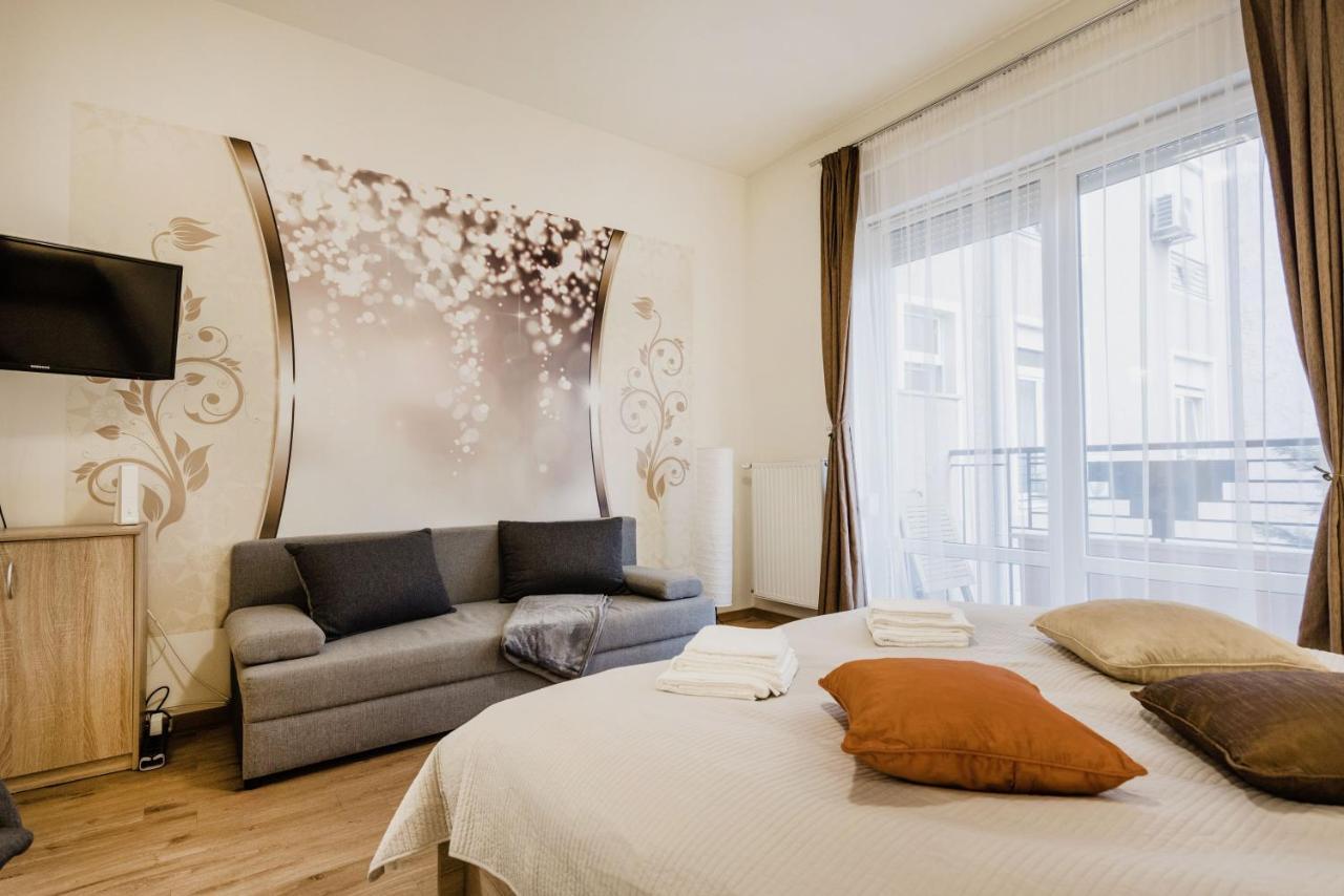 Downtown Charm With Balcony And Garden View Apartment Budapest Luaran gambar