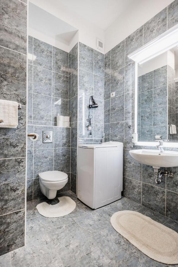 Downtown Charm With Balcony And Garden View Apartment Budapest Luaran gambar